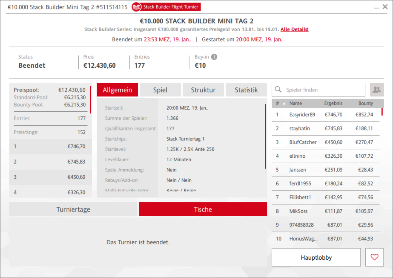 Ein Pokertisch mit Stapel von Spielchips in verschiedenen Farben und Karten, die für ein Turnier bereit liegen.