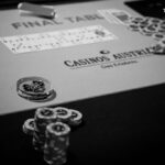 Ein glücklicher Mann in einem eleganten Anzug und mit einer Sonnenbrille spielt Poker an einem luxuriösen Spieltisch in einem Casino.