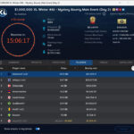 Ein Mann in einem eleganten Anzug sitzt an einem Pokertisch und hält eine Hand mit Spielkarten. Im Hintergrund sind weitere Spieler und Chips auf dem Tisch zu sehen.