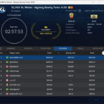 Ein Mann und eine Frau sitzen an einem Pokertisch und spielen Poker. Der Mann hält Karten in der Hand, während die Frau konzentriert auf ihre Karten schaut. Im Hintergrund sind Pokerchips und Get