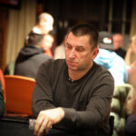 Ein Mann und eine Frau sitzen an einem Pokertisch und spielen Texas Hold'em. Der Mann hat gerade eine Hand gewonnen und lächelt siegreich, während die Frau enttäuscht aussieht. Die Spannung des