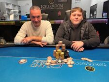 Ein Spieler mit einem großen Stapel Pokerchips sitzt an einem Pokertisch während eines Turniers.