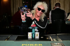 Ein Foto von Manuela Matzler bei einem Pokerturnier im Casino Seefeld. Sie sitzt lächelnd an einem Pokertisch, umgeben von Spielkarten und Chips.