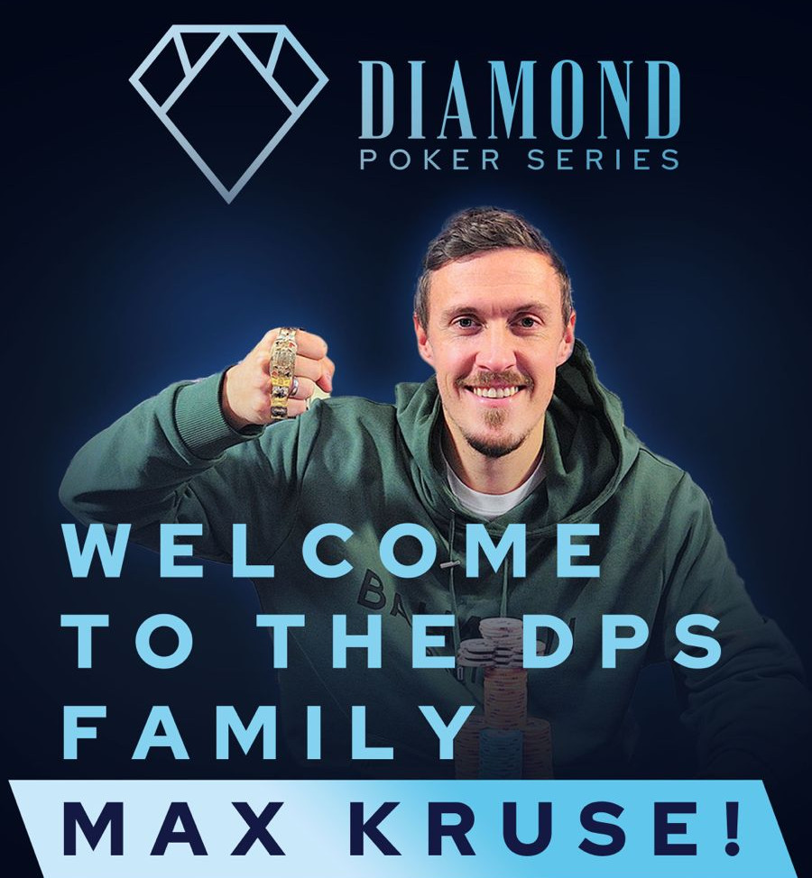 Ein Fußballspieler namens Max Kruse lächelt und begrüßt die Kamera während einer Veranstaltung.