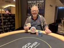 Ein Poker-Tisch mit grünem Filz, umgeben von Spielkarten, Chips und Getränken, bereit für ein aufregendes Kartenspiel.