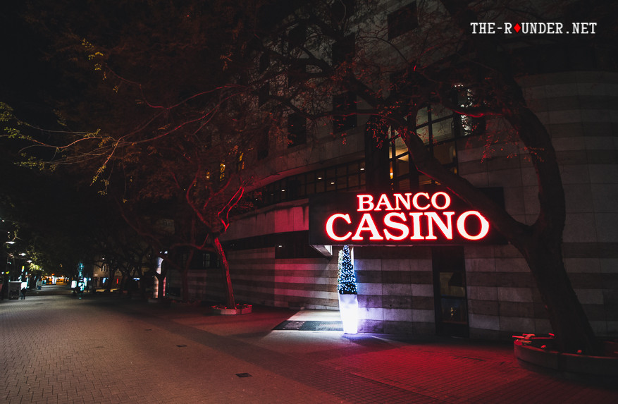 Ein stilvolles Casino-Interieur mit einer eleganten Bar, modernen Sitzgelegenheiten und einer glamourösen Beleuchtung.
