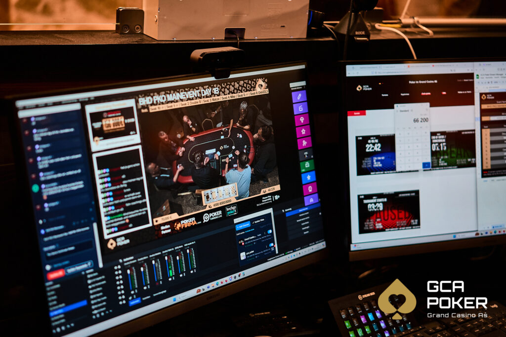 Ein Live-Streaming-Setup für eine Online-Gaming-Sendung mit einem Gaming-Stuhl, einem Schreibtisch, einem Computer, einem Mikrofon und einem Headset.