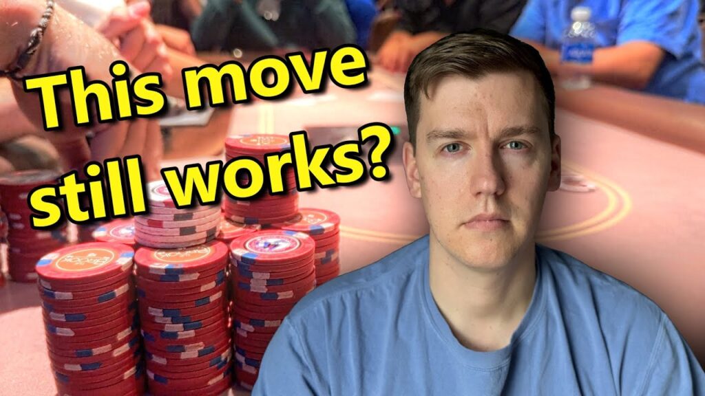 Ein Mann namens Kevin Eyring filmt sich selbst beim Pokern für seinen Vlog. Er sitzt an einem Tisch mit Pokerchips und Karten vor sich.