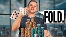 Ein Mann namens Kevin Eyring filmt ein Poker-Vlog, während er an einem Pokertisch sitzt und Karten hält. Er trägt ein dunkles Hemd und eine Baseballkappe. Im Hintergrund sind weitere