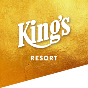 Ein stilisiertes Logo eines Luxusresorts namens "Kings Resort" in Gold und Blau, das einen königlichen Kronenelement enthält.