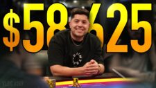 Ein Mann sitzt an einem Tisch und filmt sich selbst beim Spielen von Poker. Er trägt ein schwarzes T-Shirt und eine Mütze. Im Hintergrund sind Pokerchips und Spielkarten zu sehen.