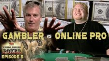 Eine Gruppe von Pokerspielern sitzt an einem Tisch während des World Series of Poker 2004. Sie sind konzentriert und halten ihre Karten. Eine Mischung aus Spannung und Ernsthaftigkeit ist spür
