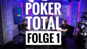 Ein Gruppenbild von vier Personen, die am Pokertisch sitzen und Karten spielen. Die Spieler haben konzentrierte Gesichtsausdrücke und halten ihre Karten in der Hand. Der Tisch ist mit Pokerch