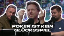 Ein spannendes Pokerspiel mit vier Personen, die um einen Tisch herum sitzen und Karten halten. Die Spieler haben konzentrierte Gesichtsausdrücke und Stapel von Pokerchips vor sich.