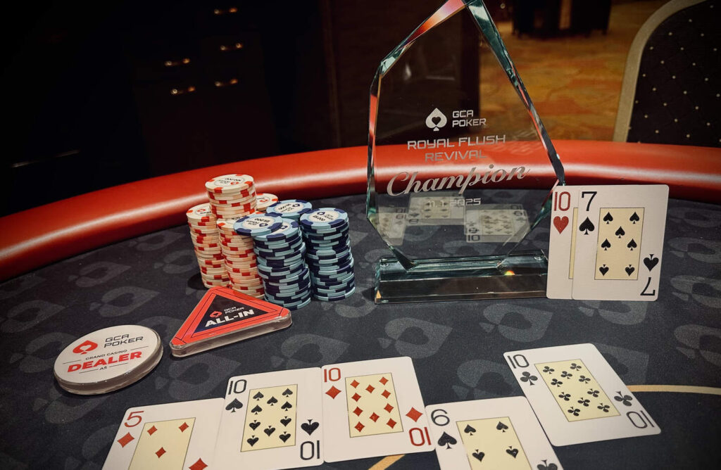 Ein lebendiges Bild von einer Poker-Runde, bei der Spieler um einen Tisch sitzen und Karten halten. Die Spieler sind konzentriert und fokussiert. Die Tischdecke ist grün mit Pokerch