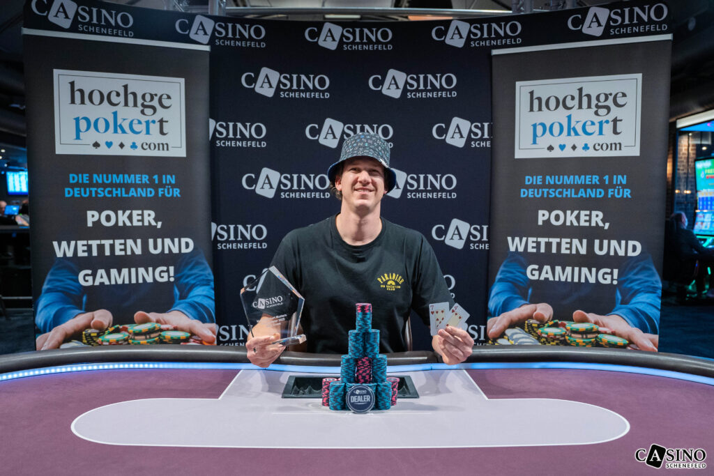 Ein Pokerspieler jubelt über seinen Sieg in einem Casino in Wiesbaden.
