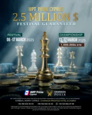 Ein lebhaftes Bild vom World Poker Tour Prime Cyprus Festival 2025, mit Spielern an Pokertischen, umgeben von Zuschauern und einer beeindruckenden Bühne.