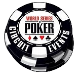 Ein stilisiertes Logo des World Series of Poker Circuit (WSOPC) mit einem stilisierten Pokertisch und Spielkarten, in den Farben Blau, Weiß und Rot.