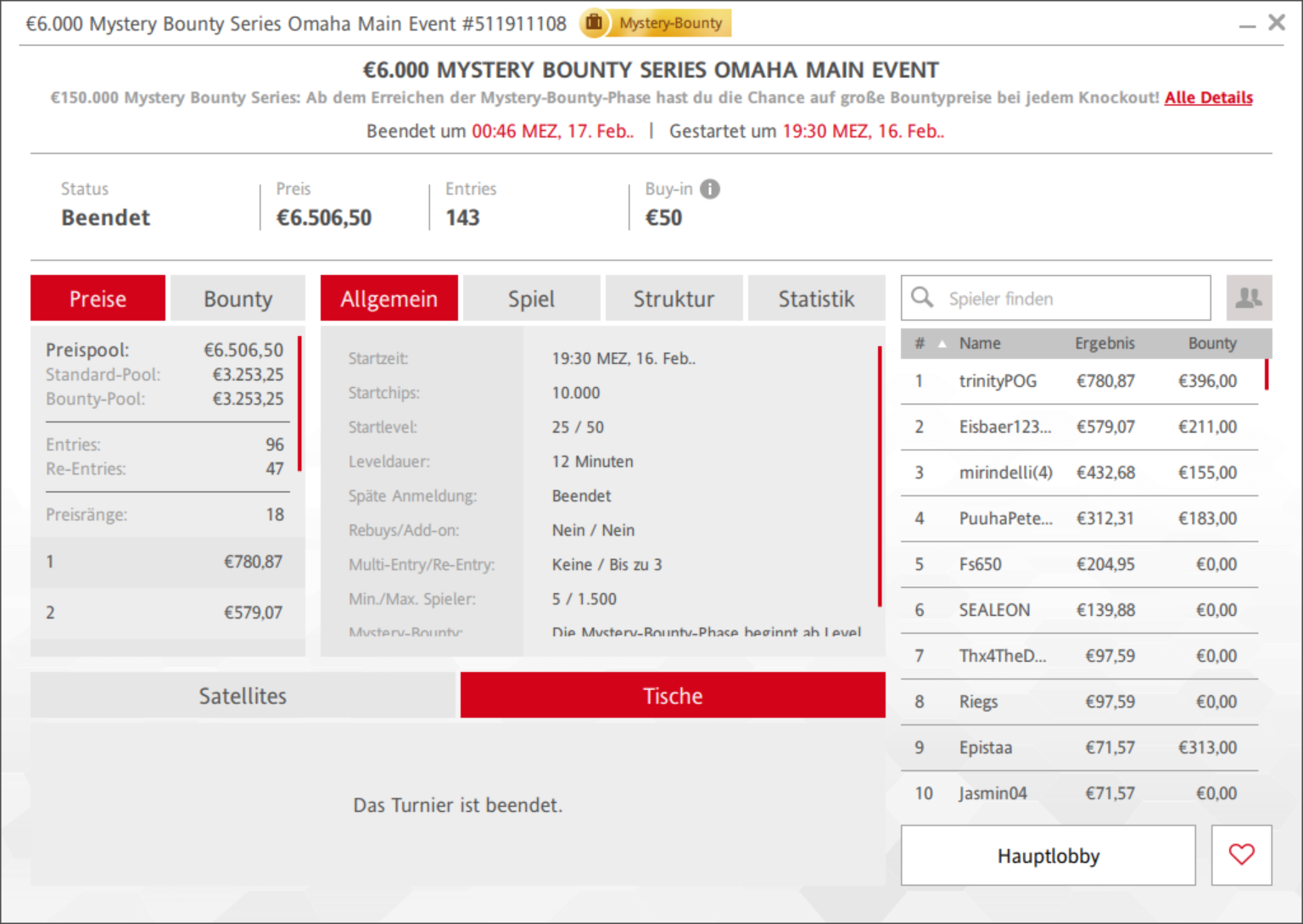 Ein Poker-Turniertisch mit Spielkarten, Chips und Spielern, die am "Mystery Bounty Series Omaha Main Event" teilnehmen.