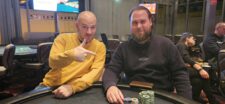 Ein bunter Pokertisch mit Spielkarten, Pokerchips und Getränken, umgeben von Spielern in einer entspannten Atmosphäre.