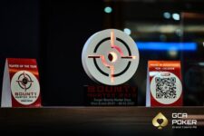 Ein lustiges Mem: Ein Hund sitzt an einem Schreibtisch und spielt Poker mit anderen Tieren, darunter ein Affe, eine Katze und ein Hahn. Der Hund hält Karten in der Hand und schaut