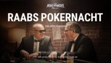 Ein Werbebanner für "Raabs Pokernacht" mit einem stilisierten Pokertisch, Chips und Karten vor einem dunklen Hintergrund.