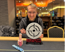 Ein glücklicher Mann feiert seinen Pokerturnier-Sieg, umgeben von Konfetti und jubelnden Zuschauern in einem Casino.