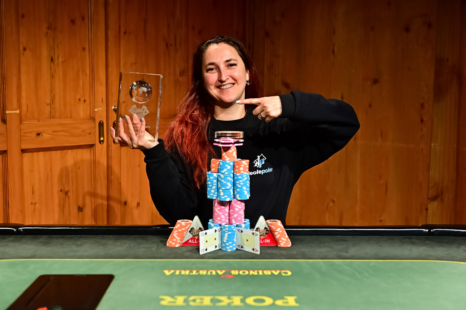 Ein Bild von Anca Camelia Eggenbergerova beim CAPT Seefeld 2025 Turnier. Sie sitzt an einem Pokertisch und konzentriert sich auf ihre Karten.