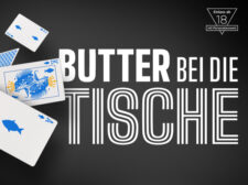 Ein eleganter Pokertisch, der mit grünem Filz bedeckt ist und von einer goldenen Butterdose in Form eines Schmetterlings verziert wird.