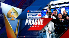 Ein Bild von einem Pokertisch während des European Poker Tour (EPT) Events in Prag. Spieler sitzen um den Tisch herum und konzentrieren sich auf ihre Karten. Eine Mischmaschine und Jetons sind