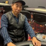 Ein bunter Pokertisch mit Chips, Karten und Getränken, umgeben von einer Gruppe von Menschen unterschiedlichen Alters und Geschlechts, die konzentriert und gespannt spielen.