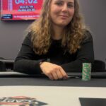 Ein buntes und lebhaftes Poker-Turnier mit mehreren Personen, die um einen Tisch herum sitzen und Karten spielen. Die Spieler haben unterschiedliche Ausdrücke auf ihren Gesichtern und tragen auff