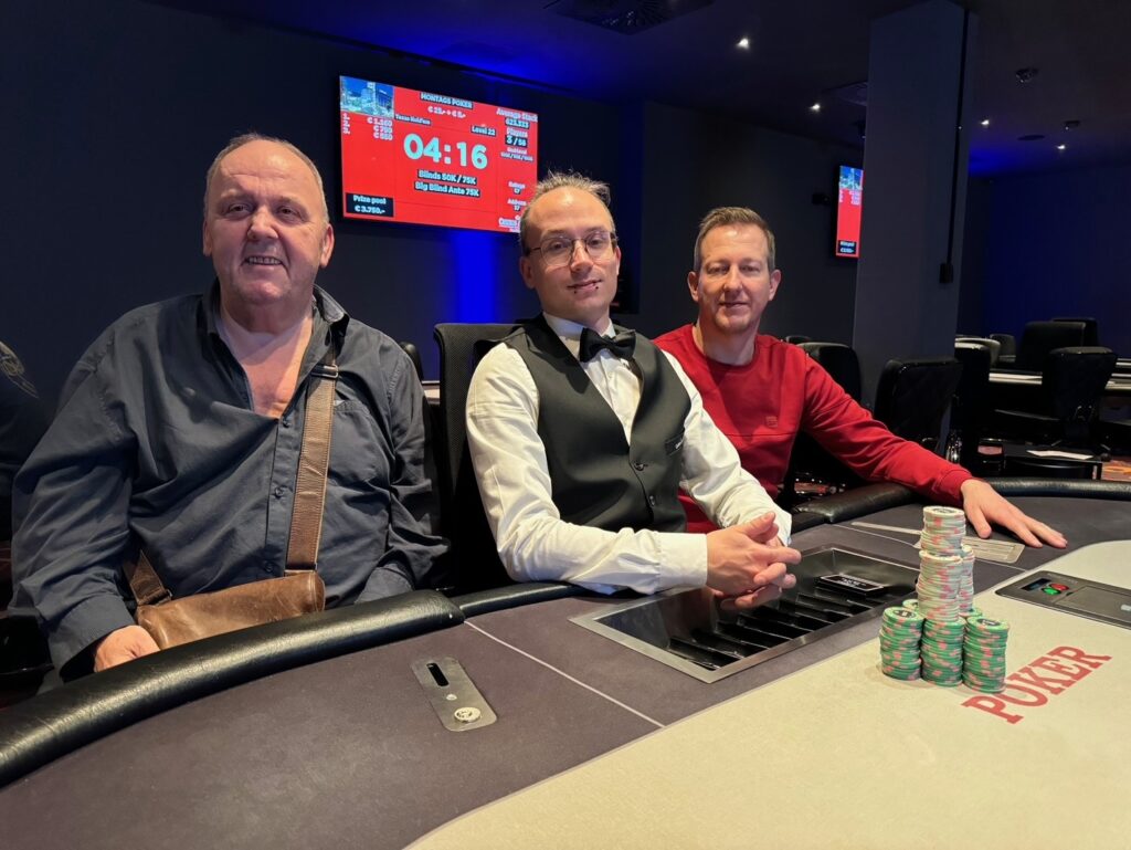 Ein glücklicher Pokerspieler mit einem breiten Lächeln hält stolz seine Gewinnchips in die Luft.