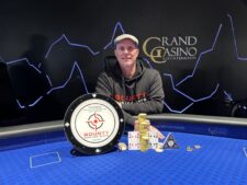 Ein glücklicher Pokerspieler jubelt und hält eine große Trophäe in die Luft, umgeben von jubelnden Zuschauern und Konfetti.