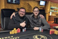 Ein professioneller Pokertisch mit grünem Filz und Chips, Karten und Getränken für eine Pokerrunde mit Freunden.
