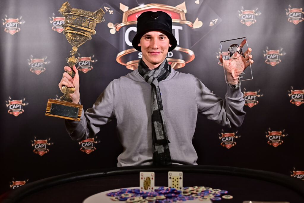 Ein professioneller Pokerspieler, Zdenek Zizka, konzentriert sich während des Finaltages des No-Limit Hold'em Main Events. Er sitzt an einem Pokertisch, umgeben von Spielkarten und