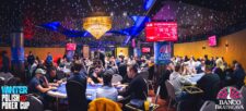 Ein Panoramablick auf einen luxuriösen Pokertisch in einem eleganten Raum, umgeben von hochwertigen Pokerchips und Spielkarten. Zwei Personen sind konzentriert bei einem spannenden Pokerspiel