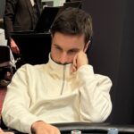 Ein Gruppenfoto von vier Personen, die um einen Pokertisch sitzen und Karten spielen. Die Spieler halten ihre Karten verdeckt und haben konzentrierte Gesichtsausdrücke. Es herrscht eine ern