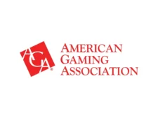 Ein stilisiertes Logo der American Gaming Association mit einem blauen und roten grafischen Design, das die Buchstaben "AGA" zeigt.