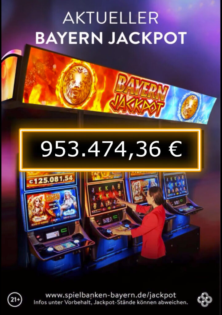 Ein glücklicher Gewinner hält einen riesigen Scheck mit der Aufschrift "Bayern Jackpot" in den Händen, umgeben von Konfetti und jubelnden Menschen.