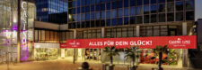 Ein elegantes Casino-Innendesign mit modernen Möbeln, Kronleuchtern und einer stilvollen Bar. Die Atmosphäre ist luxuriös und einladend.