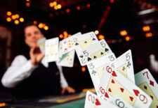 Ein Poker-Croupier wirft fliegende Spielkarten während eines Kartenspiels in einem Casino.