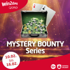 Ein Bild von einem Poker-Turnier mit dem Logo der "Mystery Bounty Series" von Facebook im Vordergrund. Spieler sitzen an Pokertischen und spielen in einem gut beleuchteten Raum.