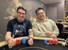Ein bunter Pokertisch mit Karten, Chips und Getränken, umgeben von einer Gruppe von Menschen, die an einem Freitagabend Poker spielen.
