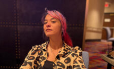 Ein glamouröses Foto von Jessica mit einem Vierling beim Pokerspiel im Venetian Resort. Jessica trägt ein elegantes schwarzes Kleid und hat ein strahlendes Lächeln auf dem Gesicht, während sie ihre