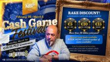 Ein professioneller Pokerspieler, der konzentriert an einem Cash-Game-Tisch sitzt, umgeben von Chips und Karten.