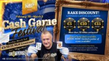 Ein Mann sitzt an einem Pokertisch und hält zwei Könige in der Hand. Andere Spieler sind im Hintergrund zu sehen.