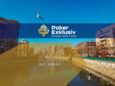 Ein Gruppenfoto von Pokerspielern, die während eines Turniers in Bukarest, Rumänien, konzentriert an ihren Tischen sitzen. Die Spieler haben Karten und Pokerchips vor sich liegen, während sie