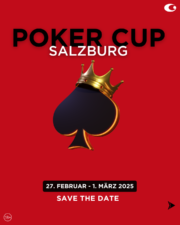 Ein stilvolles Poker-Turnier mit einem glänzenden Pokal auf einem Tisch, umgeben von Pokerchips und Spielkarten.
