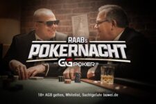 Ein Gruppenfoto von Prominenten, die an einem Pokerspiel teilnehmen, darunter Stefan Raab. Sie sitzen an einem Pokertisch mit Pokerchips und Karten. Die Atmosphäre ist entspannt und unter